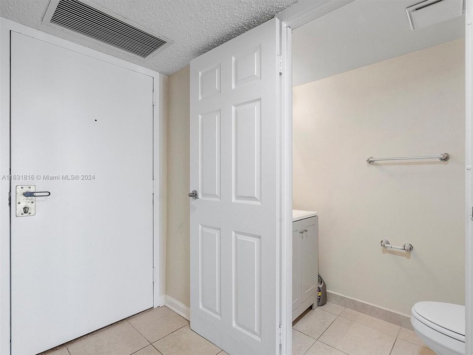 For Sale: $320,000 (1 beds, 1 baths, 840 Square Feet)