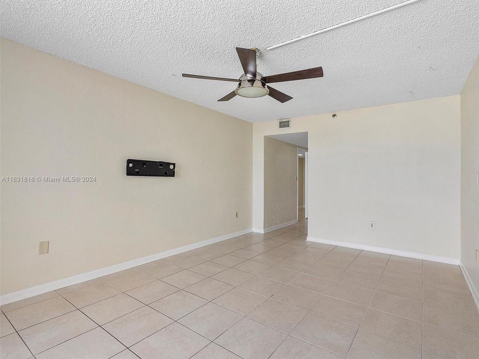 For Sale: $320,000 (1 beds, 1 baths, 840 Square Feet)