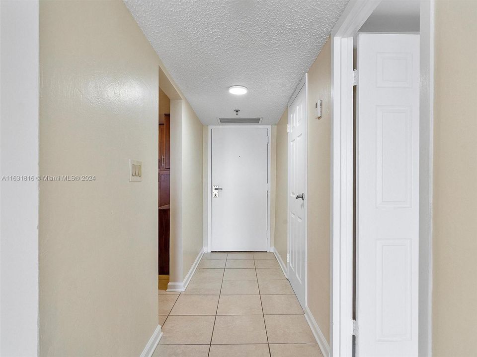 For Sale: $320,000 (1 beds, 1 baths, 840 Square Feet)