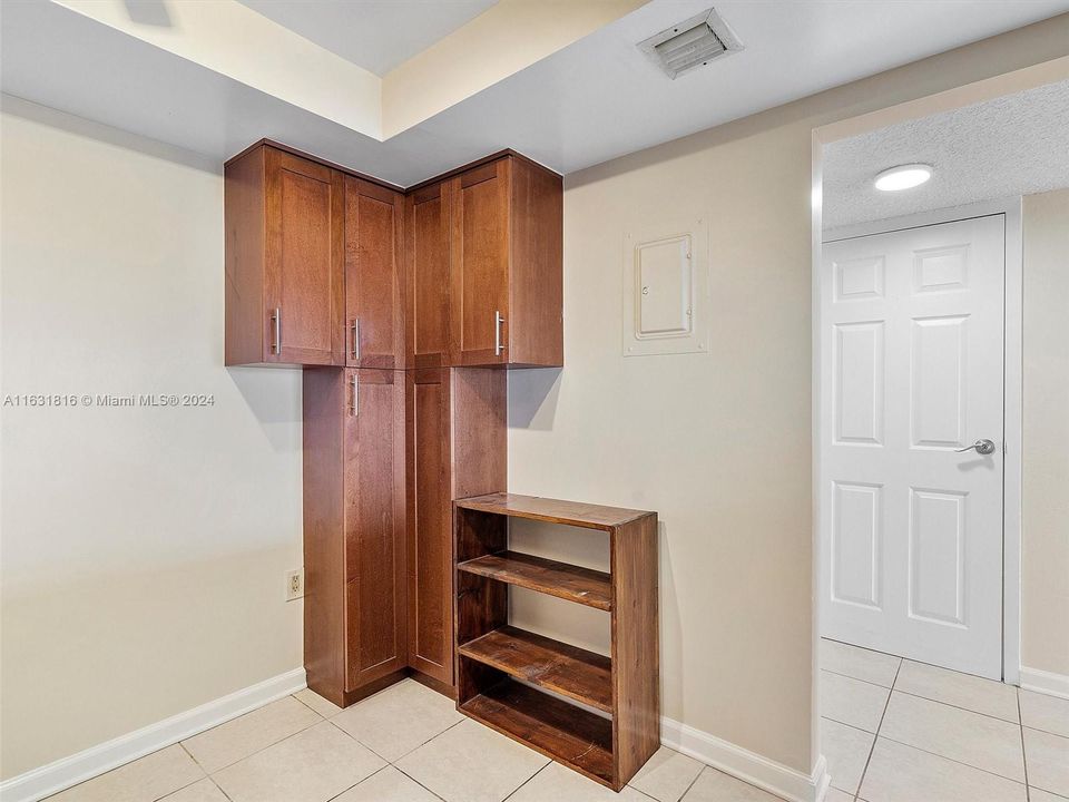 For Sale: $320,000 (1 beds, 1 baths, 840 Square Feet)