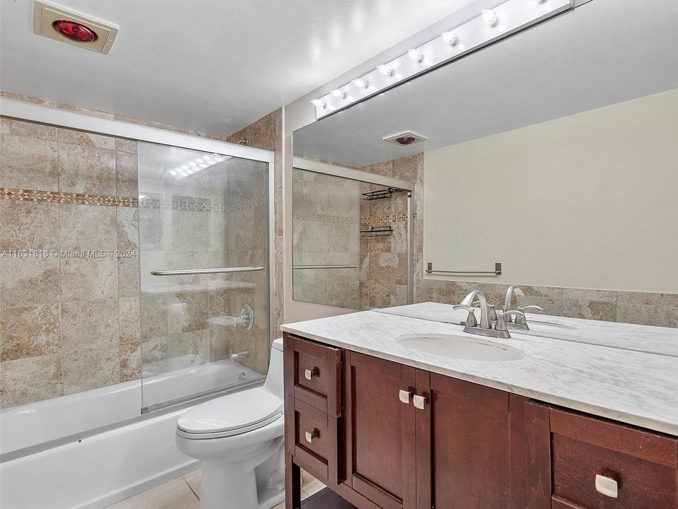 For Sale: $320,000 (1 beds, 1 baths, 840 Square Feet)