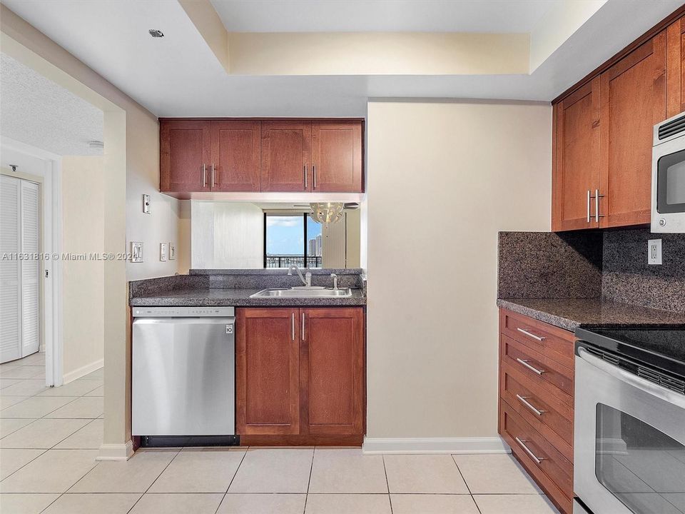 For Sale: $320,000 (1 beds, 1 baths, 840 Square Feet)