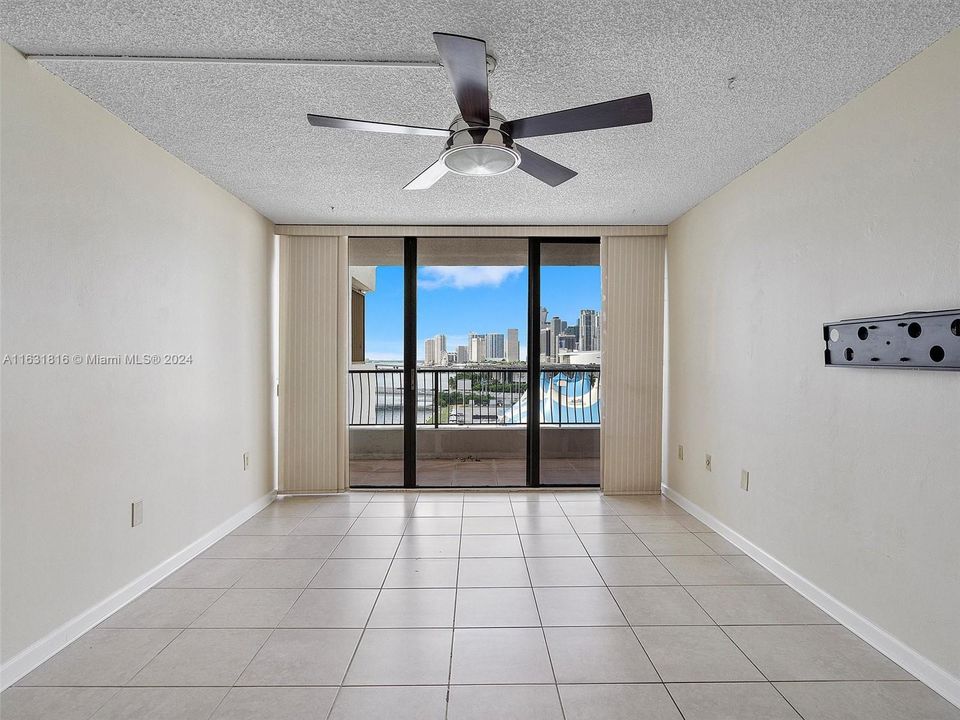 For Sale: $320,000 (1 beds, 1 baths, 840 Square Feet)