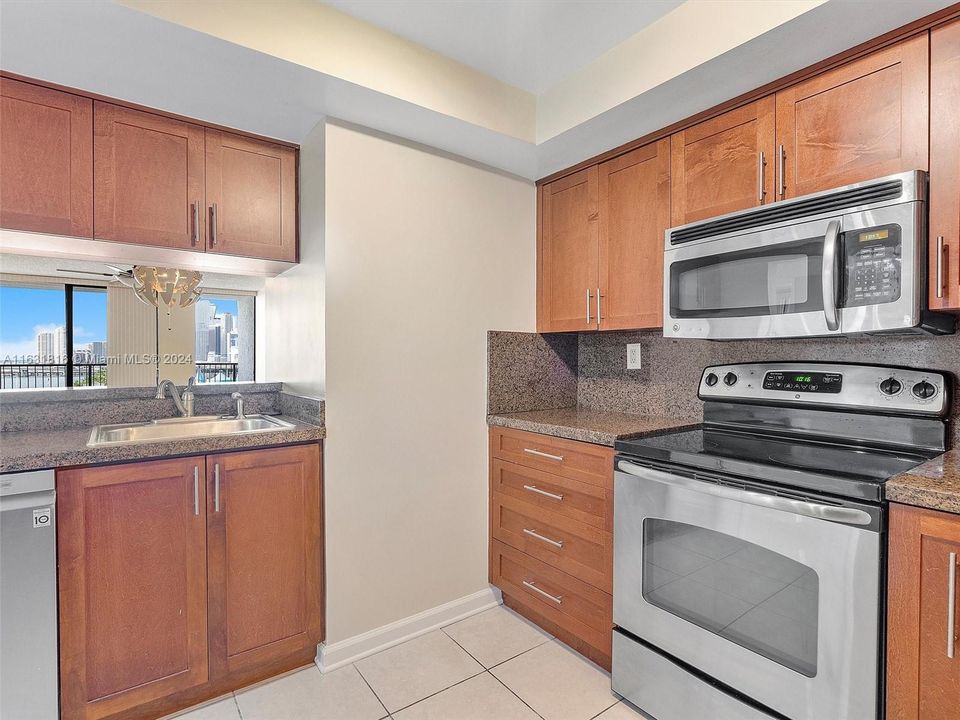 For Sale: $320,000 (1 beds, 1 baths, 840 Square Feet)