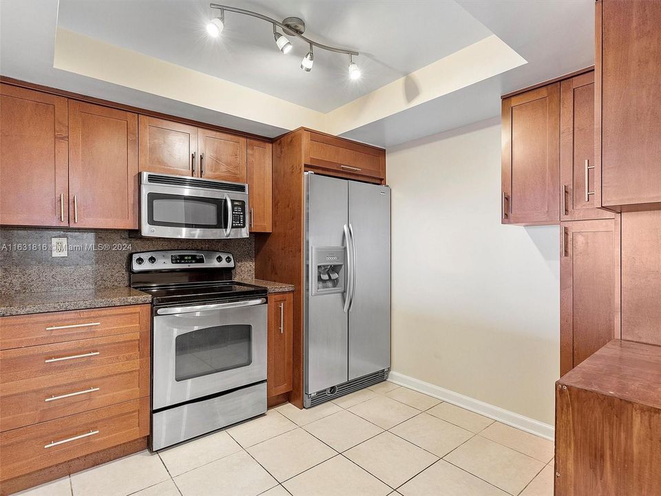 For Sale: $320,000 (1 beds, 1 baths, 840 Square Feet)