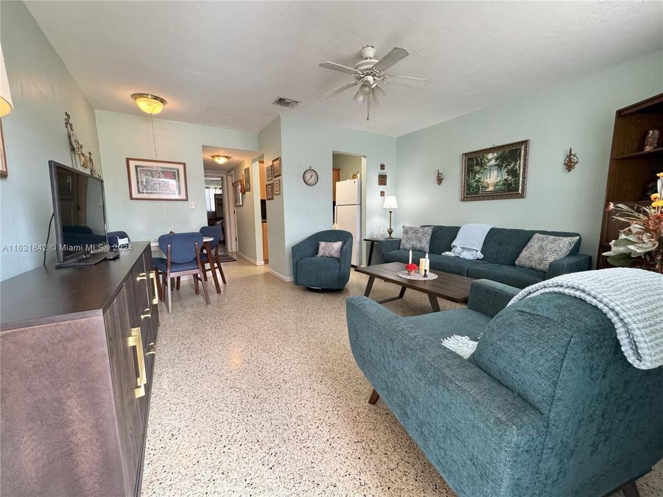 Active With Contract: $255,000 (1 beds, 1 baths, 604 Square Feet)