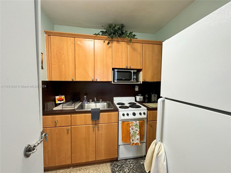 Active With Contract: $255,000 (1 beds, 1 baths, 604 Square Feet)