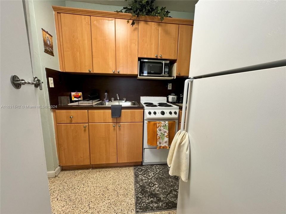 Active With Contract: $255,000 (1 beds, 1 baths, 604 Square Feet)