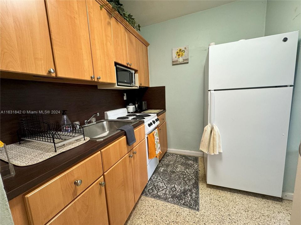 Active With Contract: $255,000 (1 beds, 1 baths, 604 Square Feet)