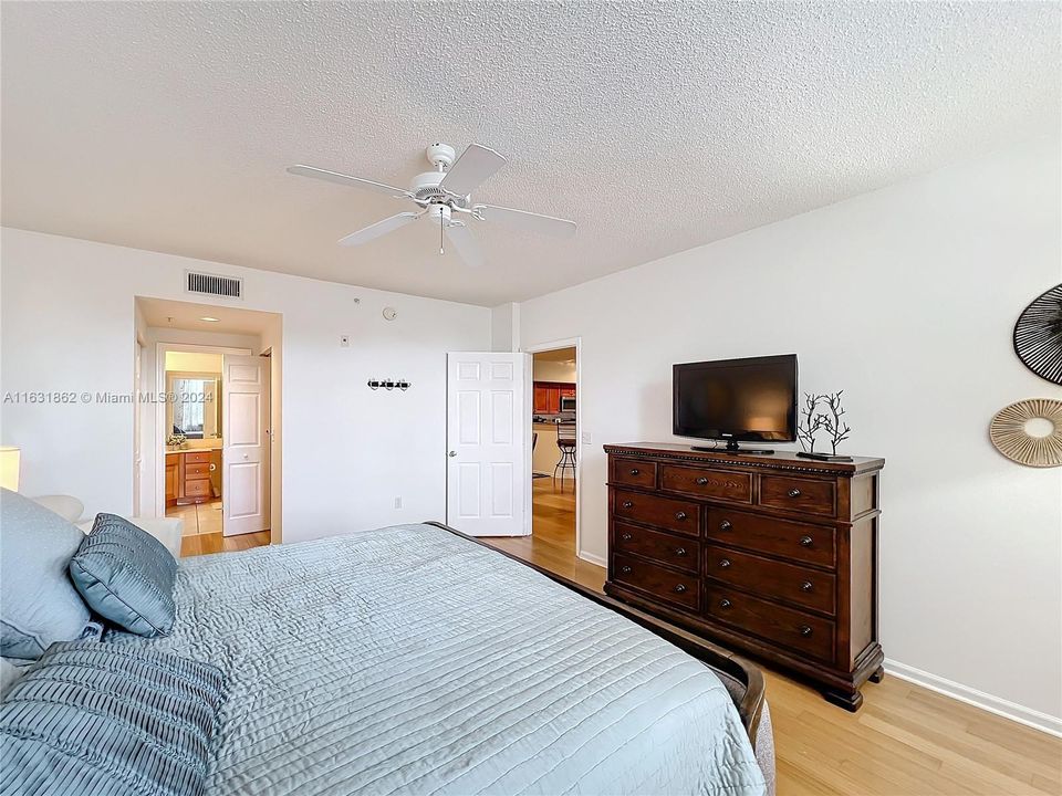 Active With Contract: $5,200 (2 beds, 2 baths, 1404 Square Feet)