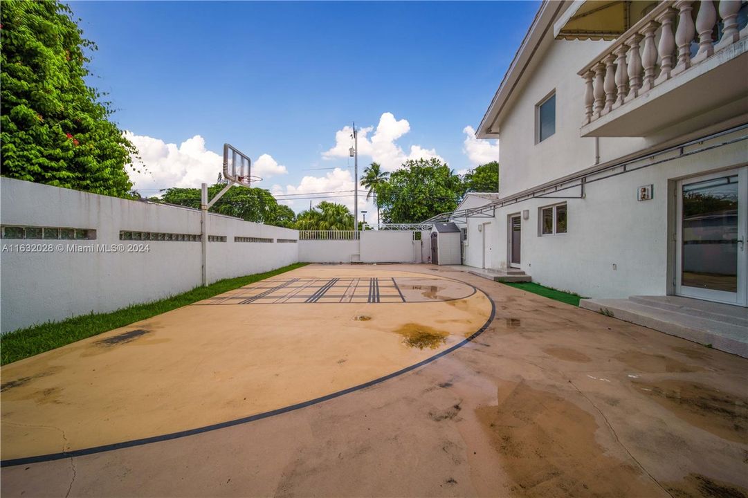 Activo con contrato: $2,295,000 (6 camas, 5 baños, 4165 Pies cuadrados)