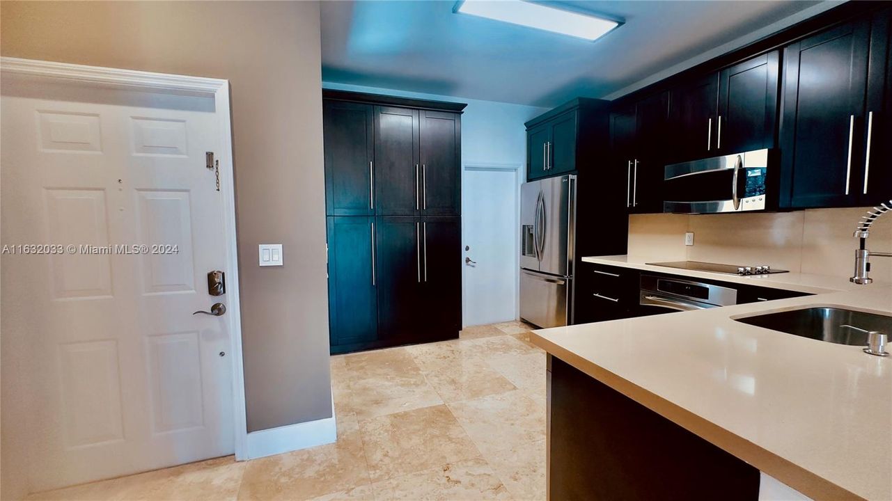 Active With Contract: $3,100 (2 beds, 2 baths, 1131 Square Feet)