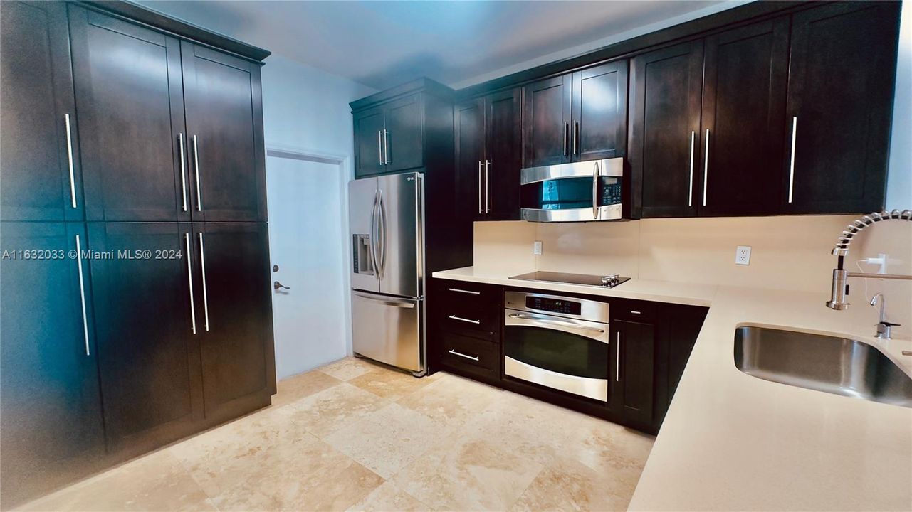 Active With Contract: $3,100 (2 beds, 2 baths, 1131 Square Feet)