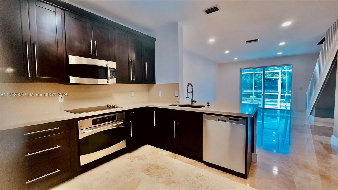 Active With Contract: $3,100 (2 beds, 2 baths, 1131 Square Feet)