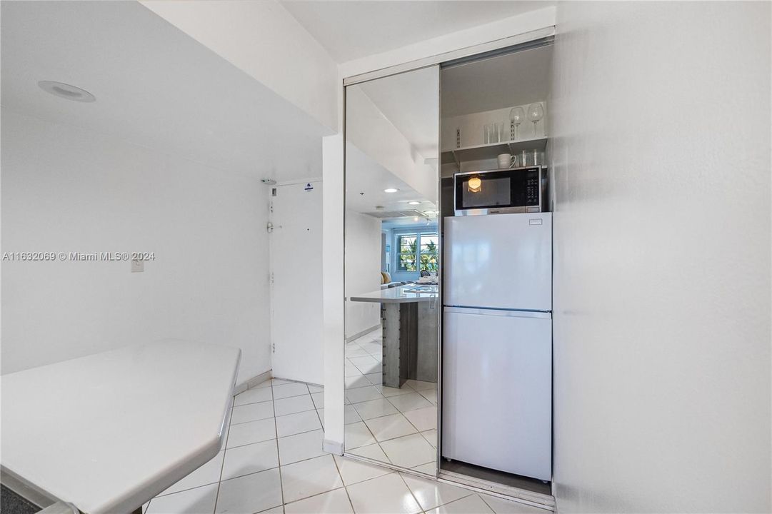 Recently Rented: $2,100 (0 beds, 1 baths, 570 Square Feet)