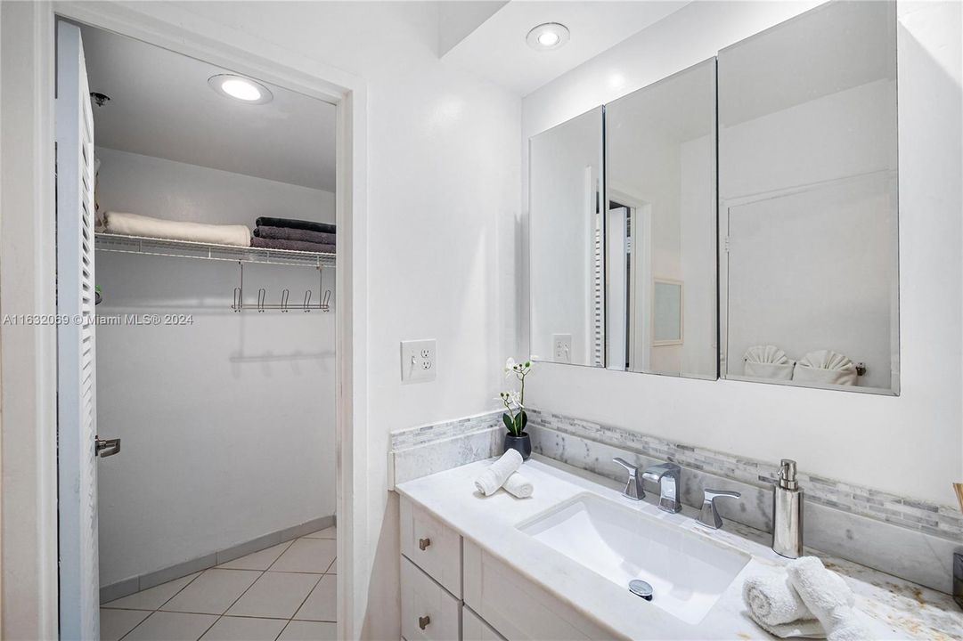 Recently Rented: $2,100 (0 beds, 1 baths, 570 Square Feet)