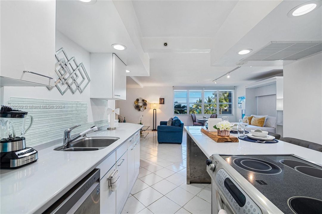 Recently Rented: $2,100 (0 beds, 1 baths, 570 Square Feet)