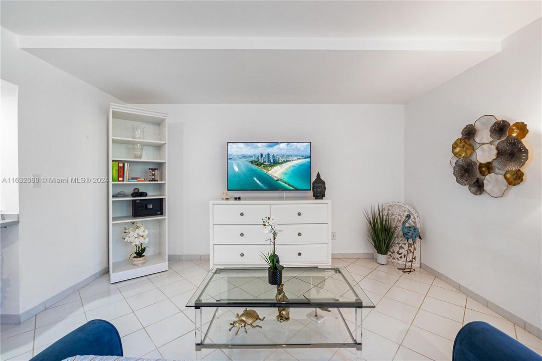 Recently Rented: $2,100 (0 beds, 1 baths, 570 Square Feet)