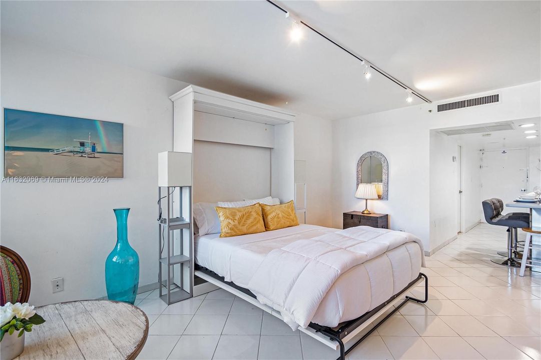 Recently Rented: $2,100 (0 beds, 1 baths, 570 Square Feet)