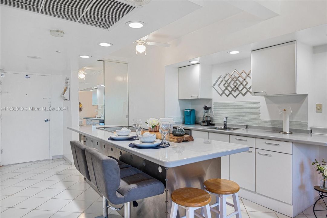 Recently Rented: $2,100 (0 beds, 1 baths, 570 Square Feet)