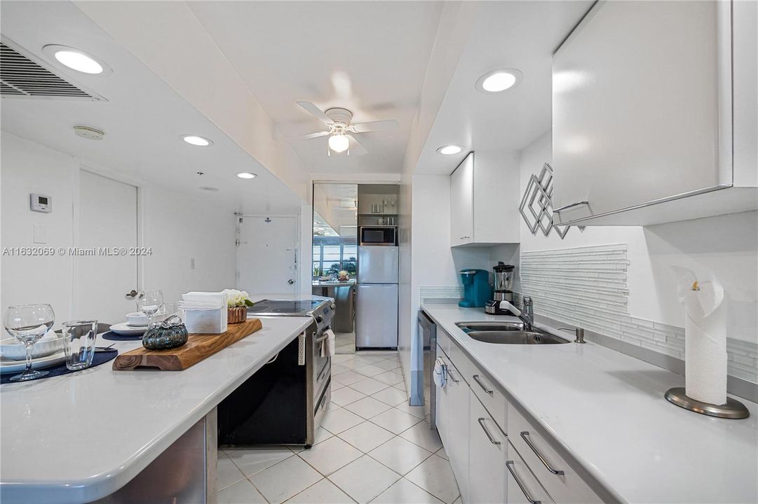 Recently Rented: $2,100 (0 beds, 1 baths, 570 Square Feet)