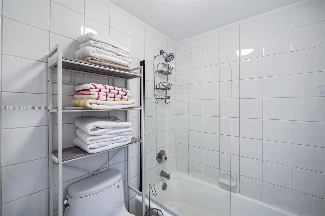 Recently Rented: $2,100 (0 beds, 1 baths, 570 Square Feet)