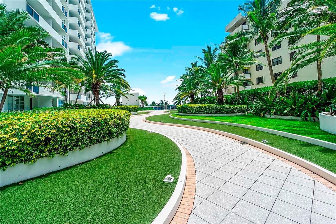 Recently Rented: $2,100 (0 beds, 1 baths, 570 Square Feet)