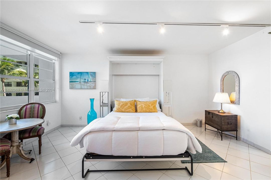 Recently Rented: $2,100 (0 beds, 1 baths, 570 Square Feet)