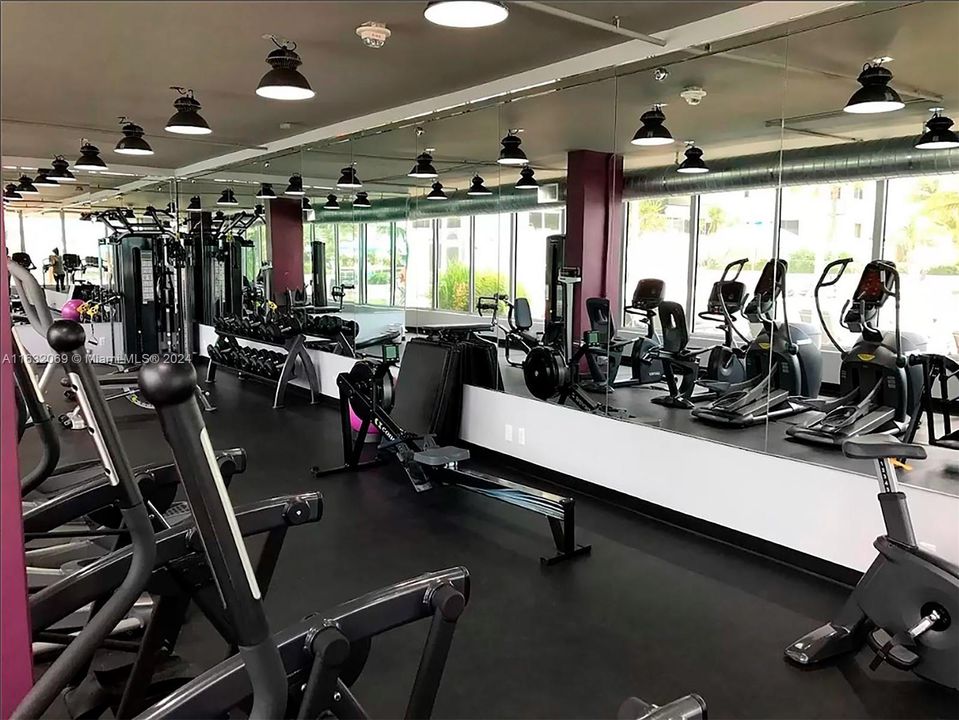 Recently Rented: $2,100 (0 beds, 1 baths, 570 Square Feet)