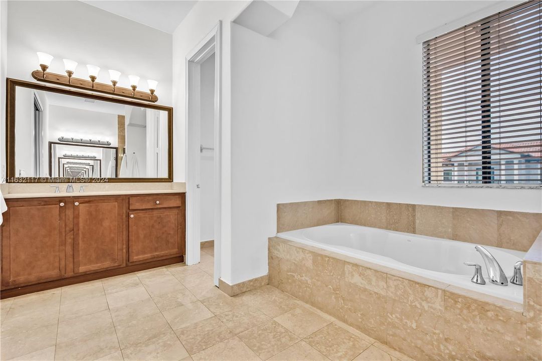 Master Bathroom His& Hers, Tub