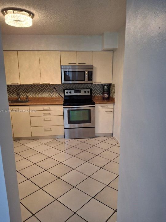 Active With Contract: $2,100 (2 beds, 1 baths, 900 Square Feet)