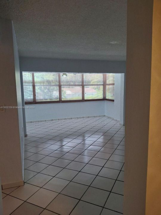 Active With Contract: $2,100 (2 beds, 1 baths, 900 Square Feet)