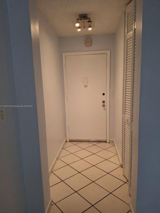 Active With Contract: $2,100 (2 beds, 1 baths, 900 Square Feet)