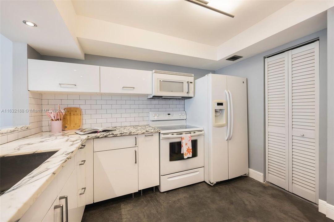 For Sale: $325,000 (1 beds, 1 baths, 800 Square Feet)