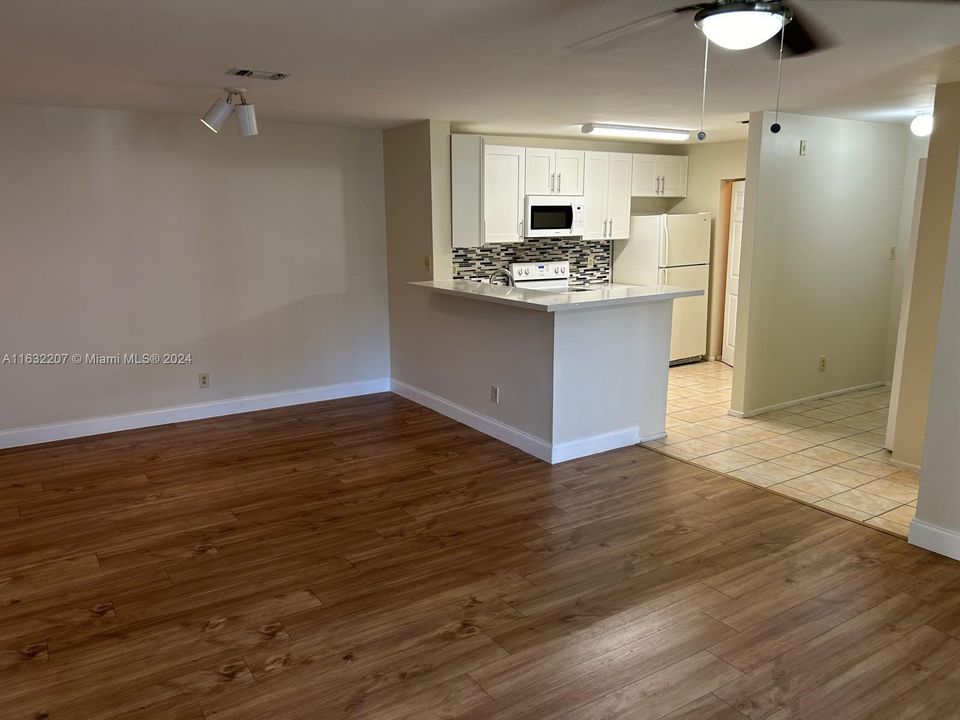 Active With Contract: $2,050 (2 beds, 2 baths, 1114 Square Feet)