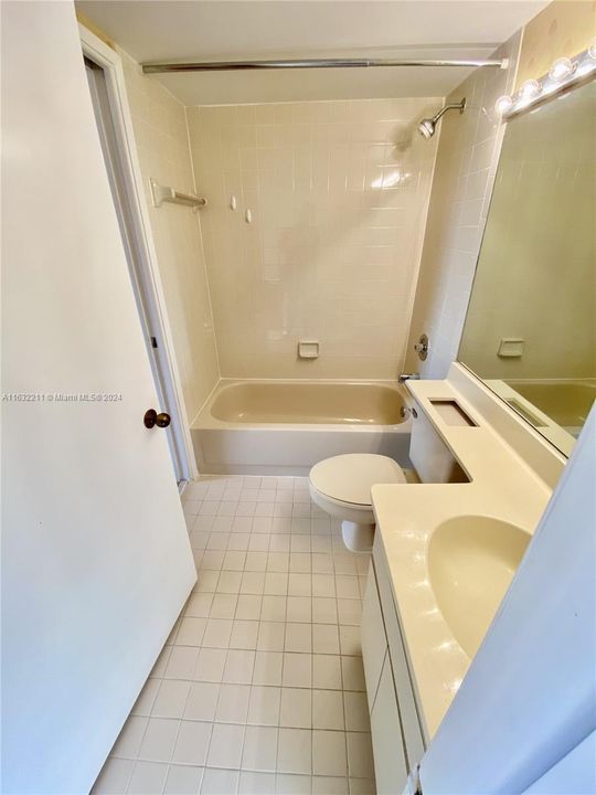 2nd bedroom's / guests' restoom