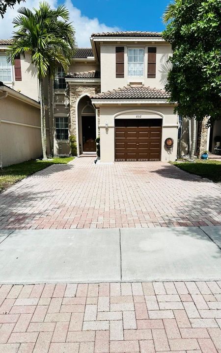 Active With Contract: $3,400 (3 beds, 2 baths, 1582 Square Feet)