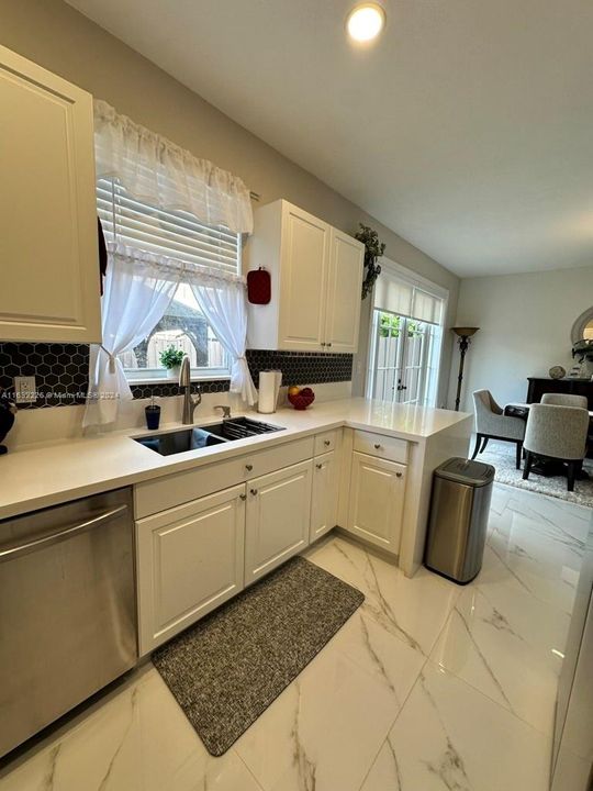 Active With Contract: $3,400 (3 beds, 2 baths, 1582 Square Feet)