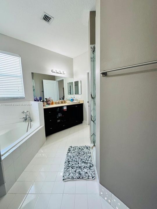 Active With Contract: $3,400 (3 beds, 2 baths, 1582 Square Feet)