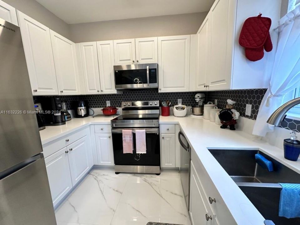 Active With Contract: $3,400 (3 beds, 2 baths, 1582 Square Feet)