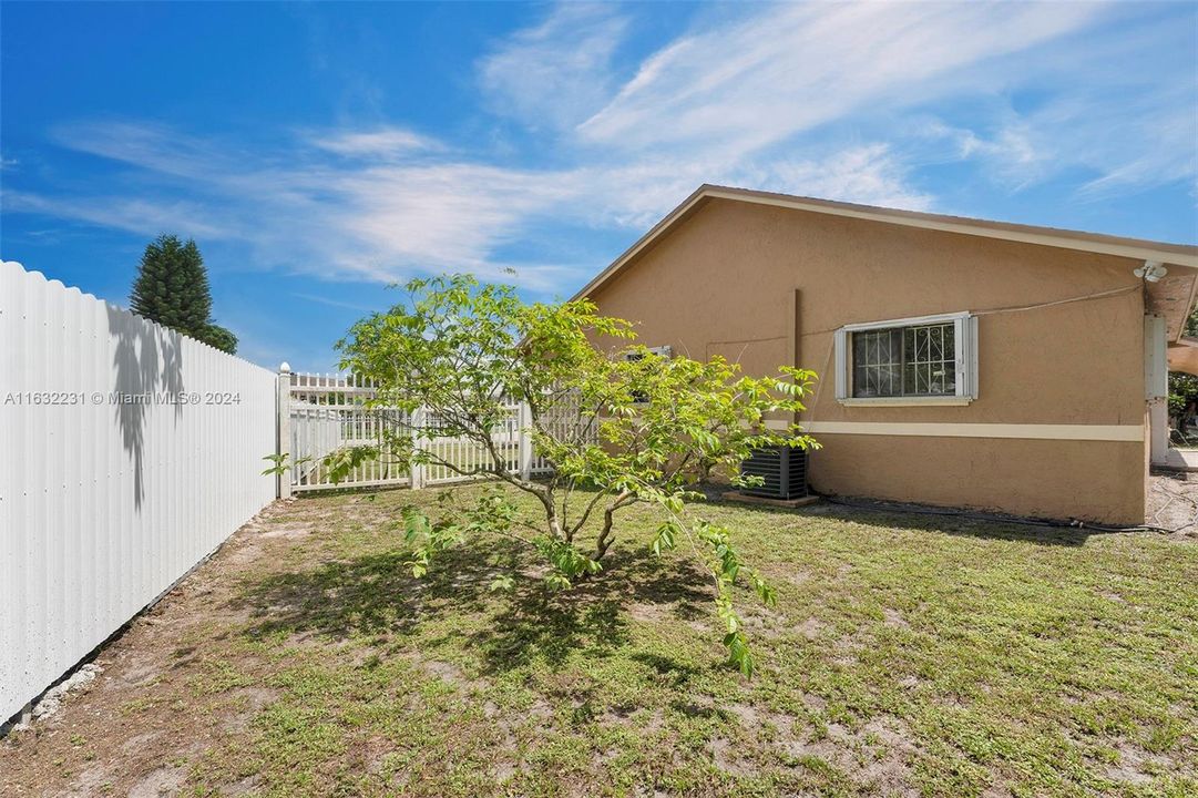 For Sale: $549,900 (4 beds, 2 baths, 1852 Square Feet)