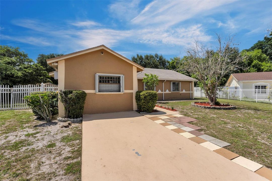 For Sale: $549,900 (4 beds, 2 baths, 1852 Square Feet)