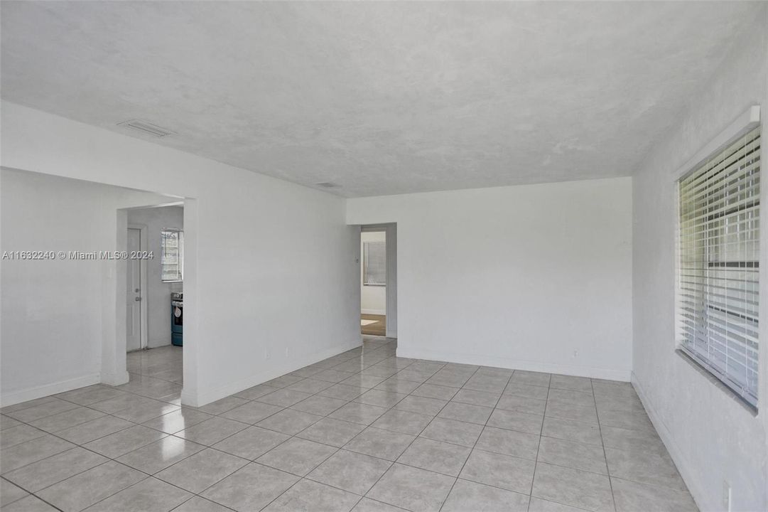 For Sale: $389,000 (2 beds, 1 baths, 800 Square Feet)