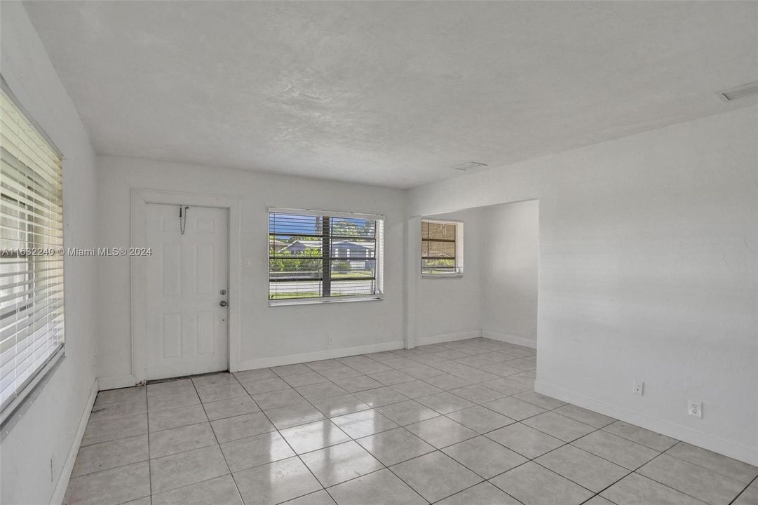 For Sale: $389,000 (2 beds, 1 baths, 800 Square Feet)