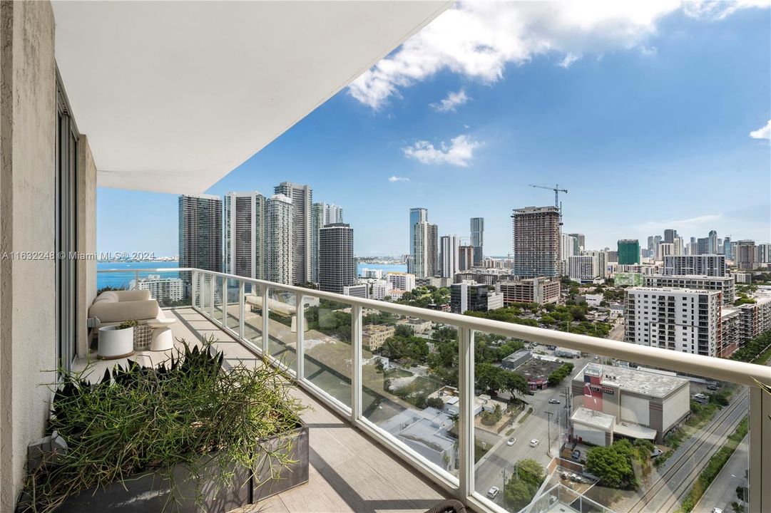 Recently Sold: $1,020,000 (2 beds, 2 baths, 1181 Square Feet)