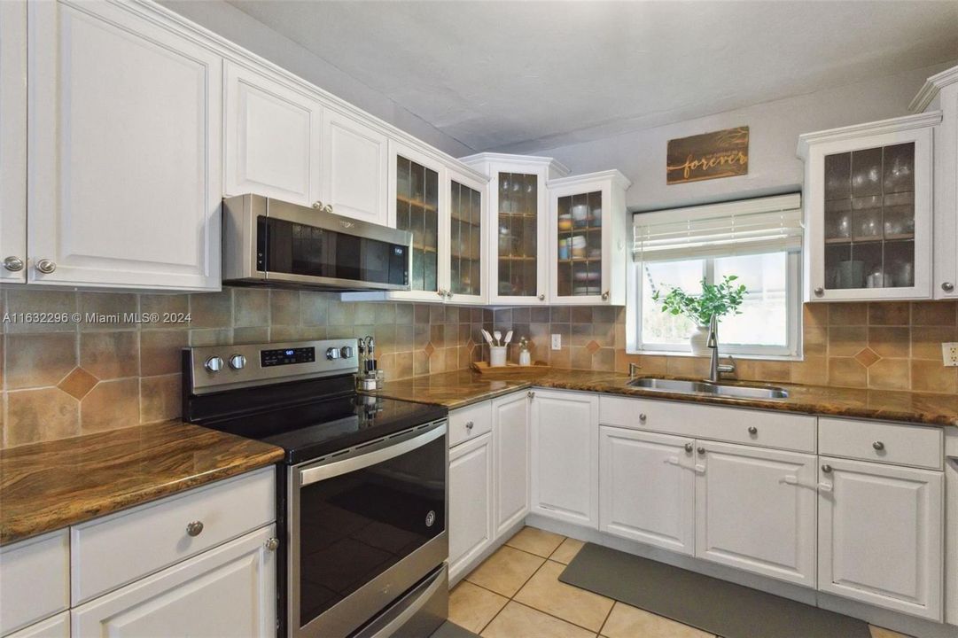 Recently Sold: $1,050,000 (3 beds, 2 baths, 1887 Square Feet)