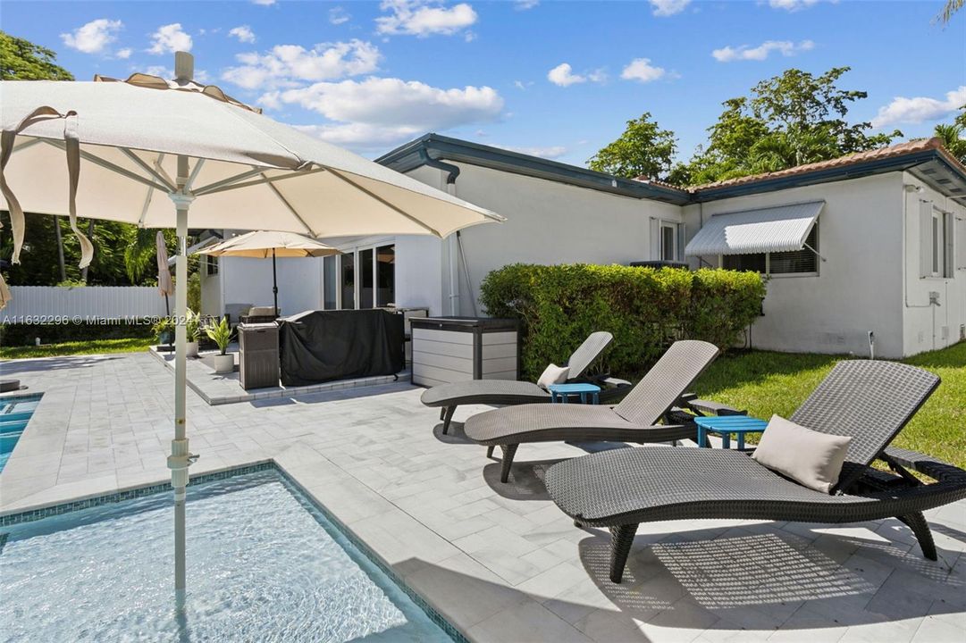 Recently Sold: $1,050,000 (3 beds, 2 baths, 1887 Square Feet)