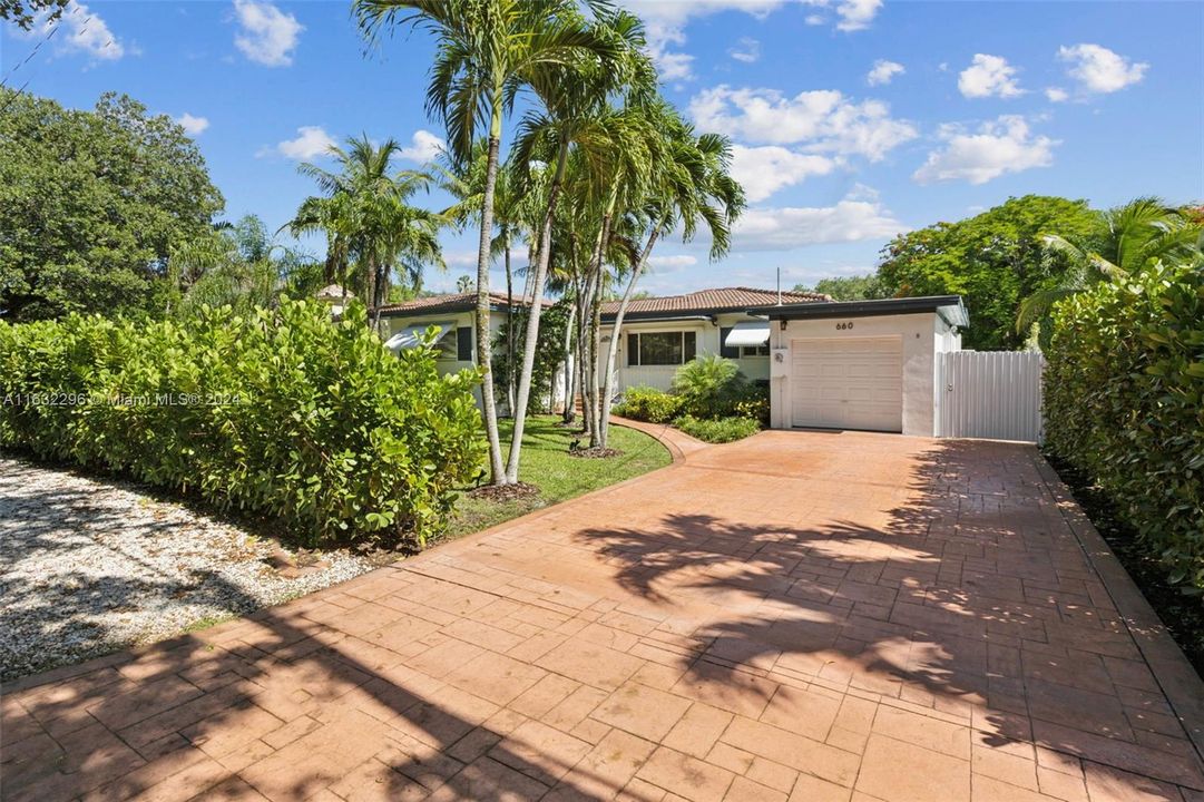 Recently Sold: $1,050,000 (3 beds, 2 baths, 1887 Square Feet)