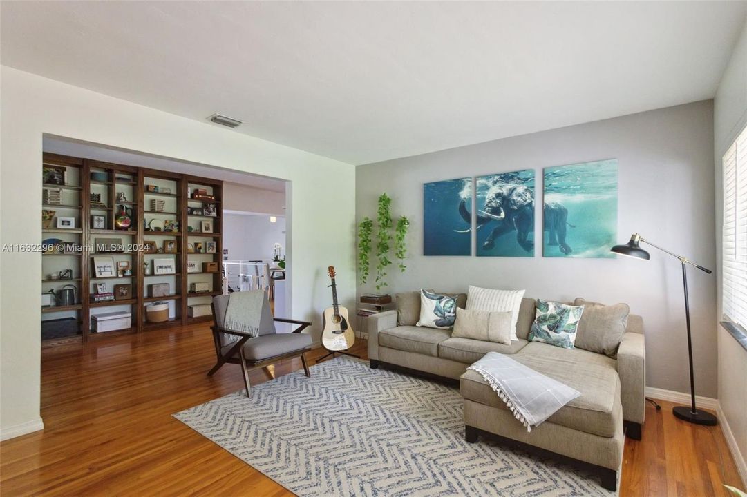 Recently Sold: $1,050,000 (3 beds, 2 baths, 1887 Square Feet)