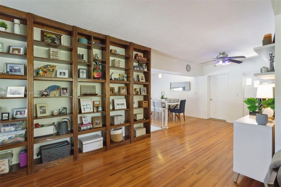 Recently Sold: $1,050,000 (3 beds, 2 baths, 1887 Square Feet)